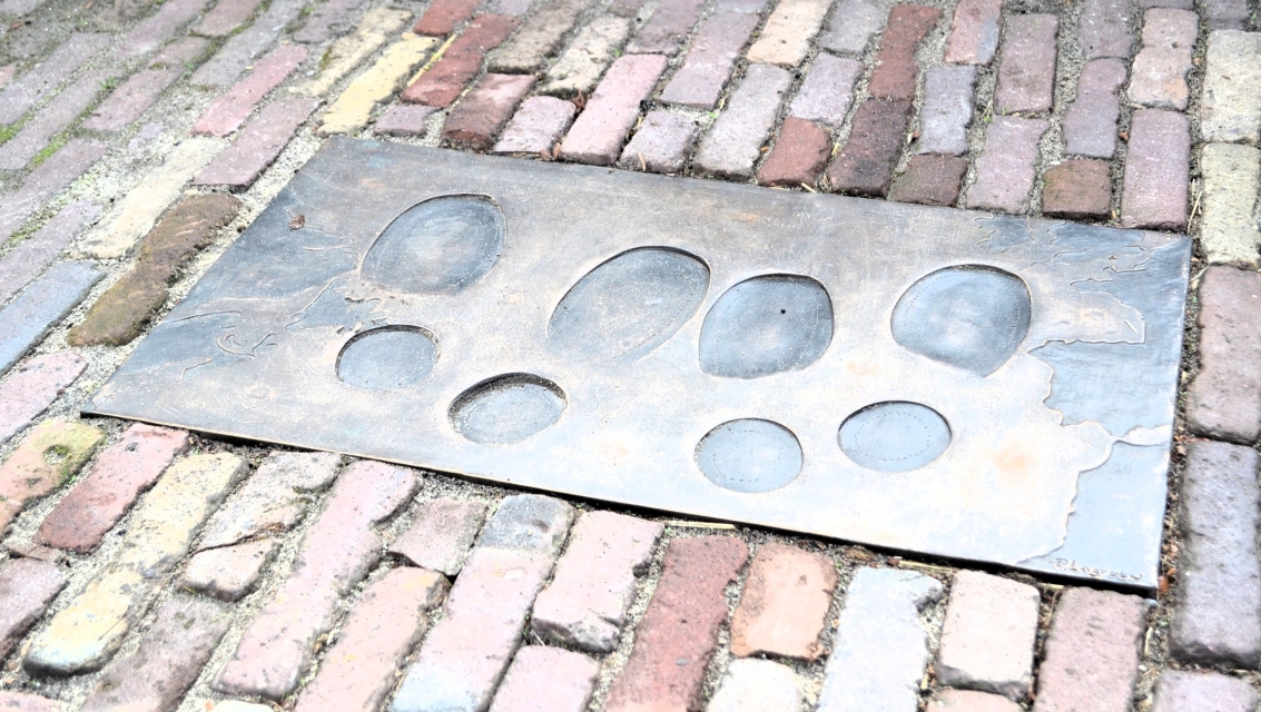 Monument 'Footsteps' voor de Pelgrimvaders in Delfshaven.